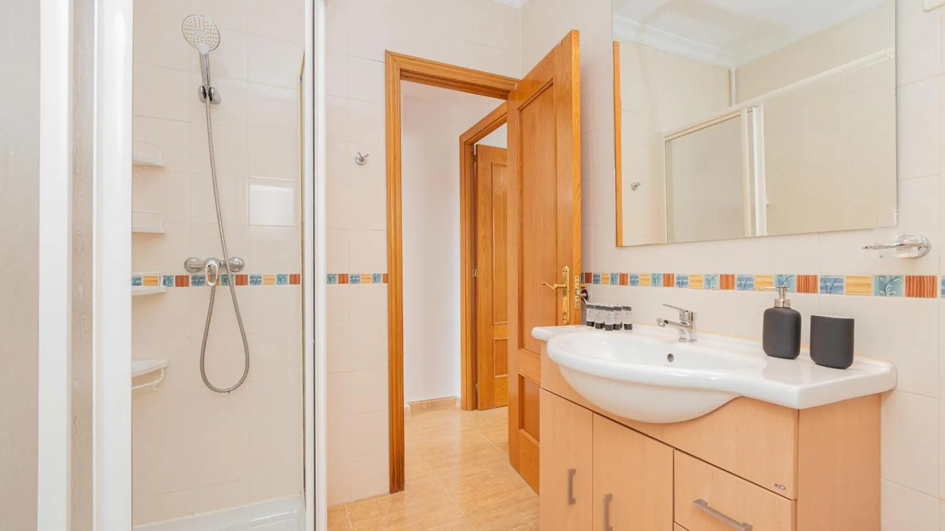 Apartment C27 Great 3 Bedroom Apt Close To Center Malaga